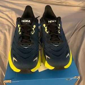 Men’s Hoka Arahi 6 size 8.5 D